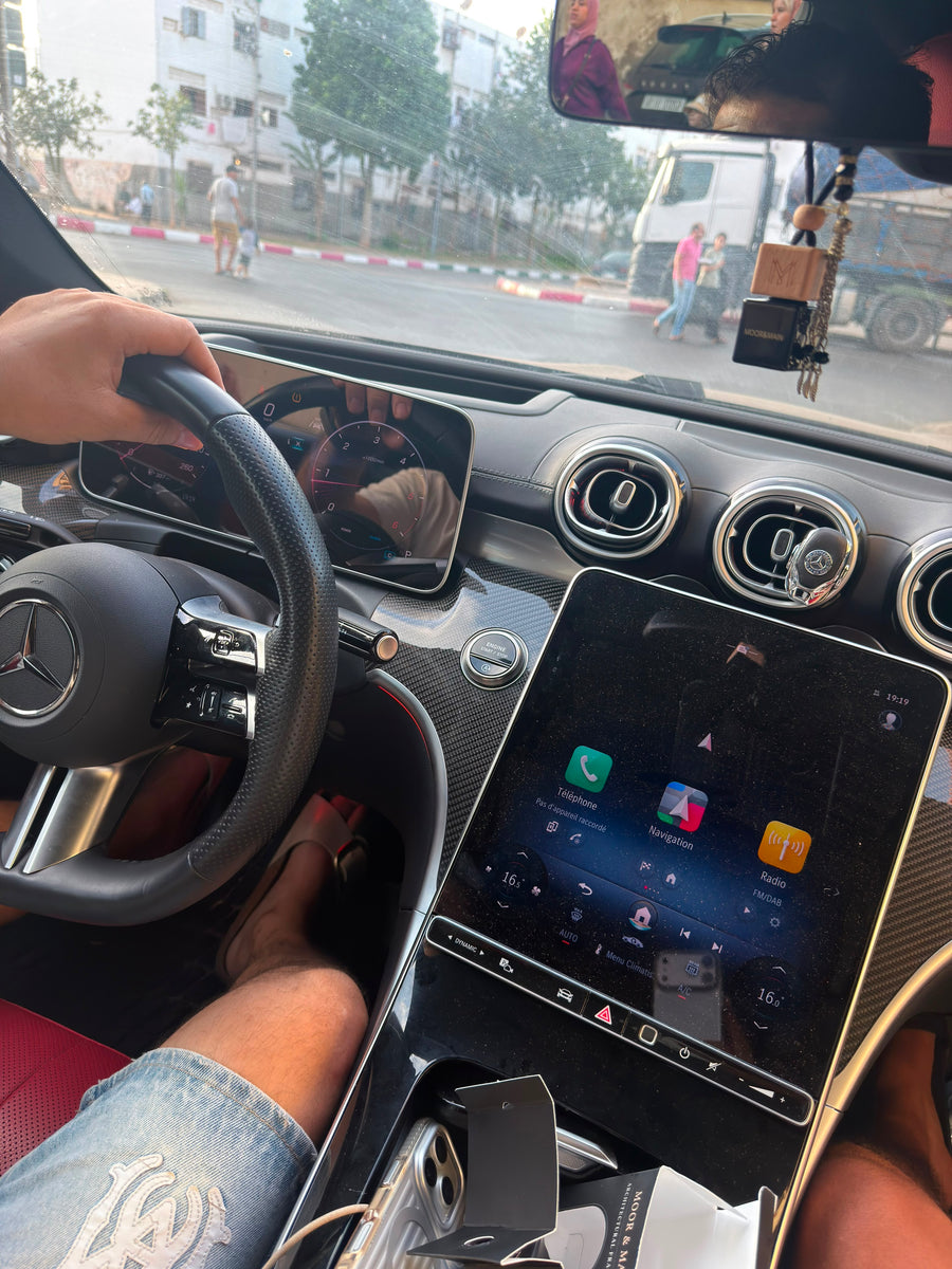 Diffuseur Onyx Nomad suspendu dans l’habitacle d’une voiture